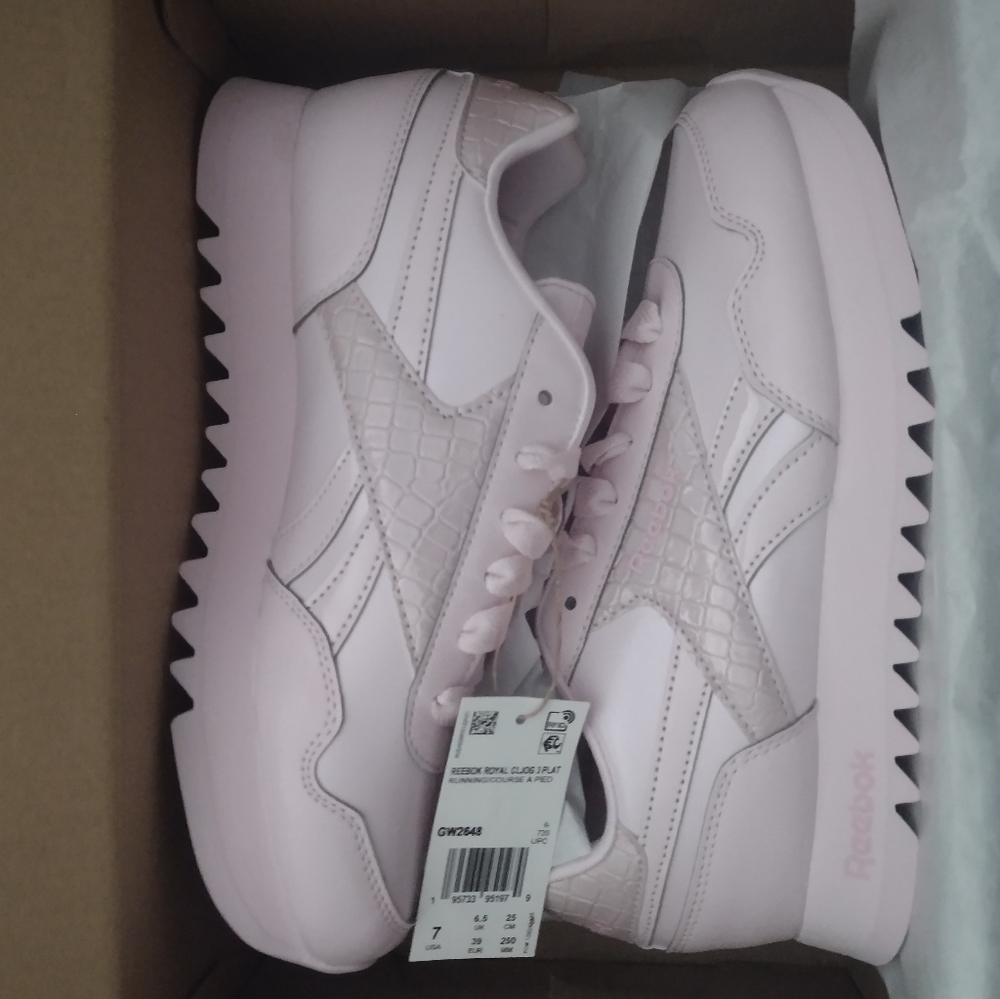 Reebok sneakers women size 6 n 7